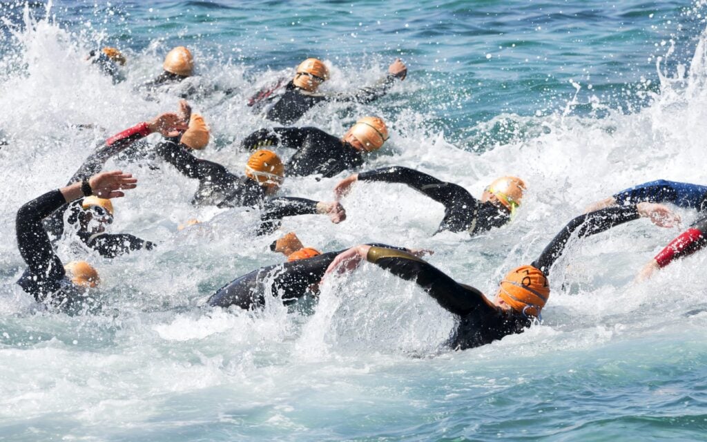 トライアスロンには水泳、バイク、ランが含まれます。